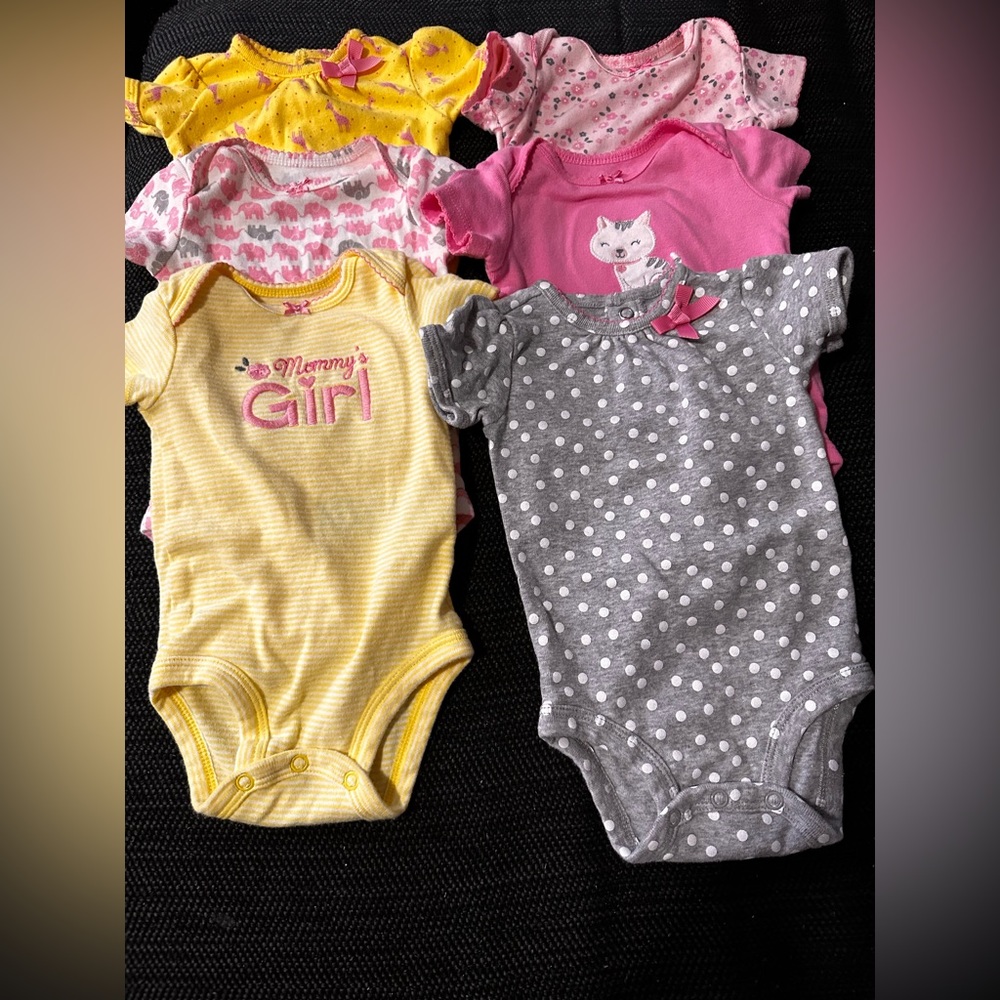 Simplejoys Bodysuit set of 6 used like new. Size: 0-3 months.Pink, Yellow, Grey